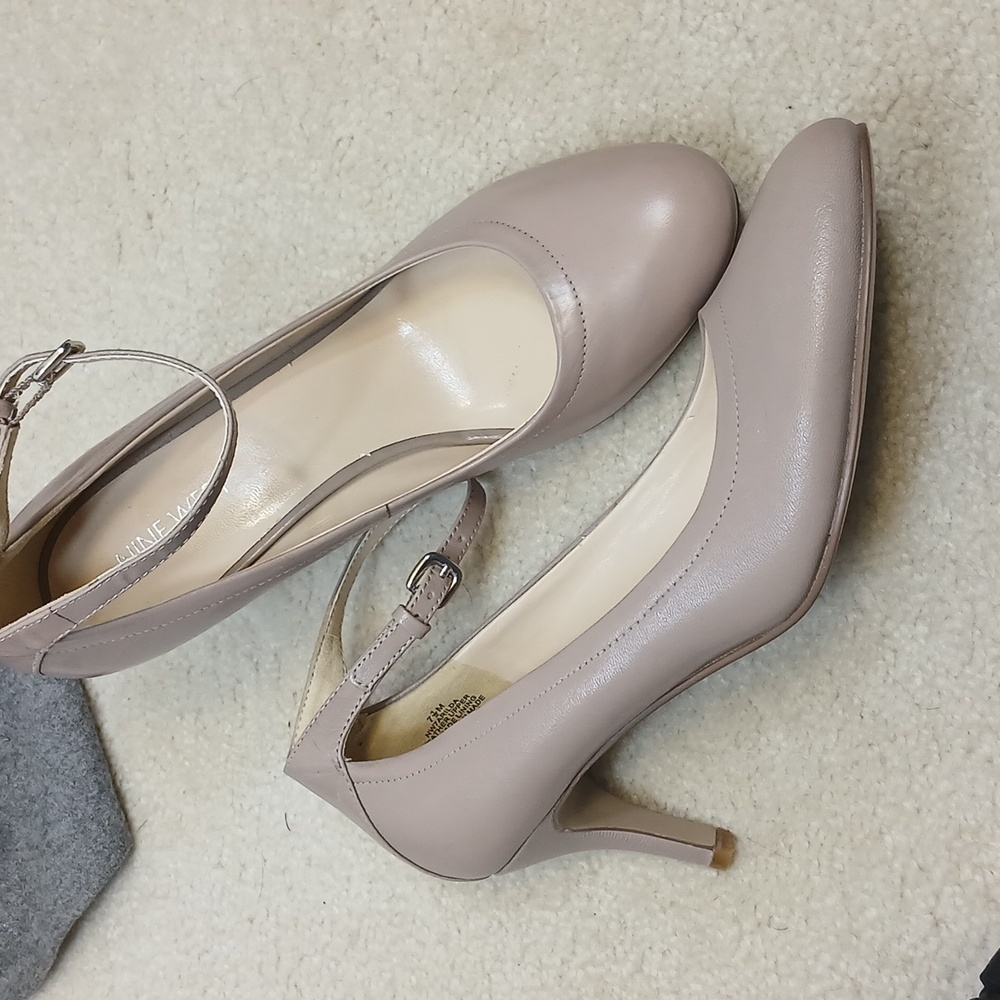Nine West women's taupe pink leather ankle strap heels. Size 7.5